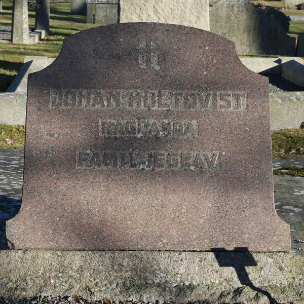 Johan Hultqvists familjegrav i gruppen Vrmland / Sffle / Botilster kyrkogrd hos Kyrkogrdsvandring (040233-35R)